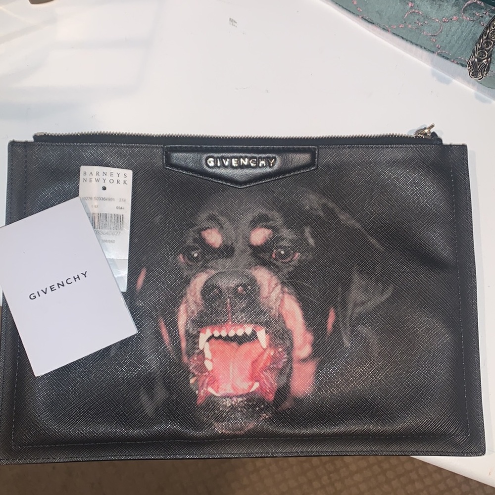 GIVENCHY CLUTCH 🖤